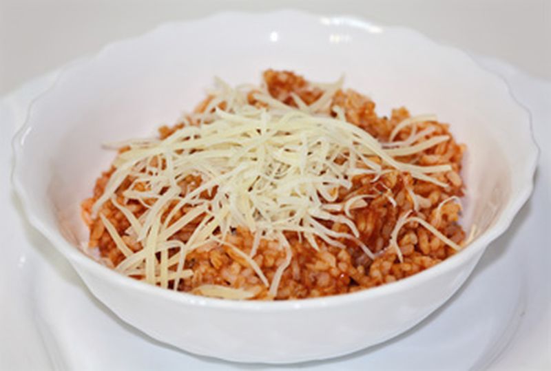 Рисовая каша с томатом и сыром